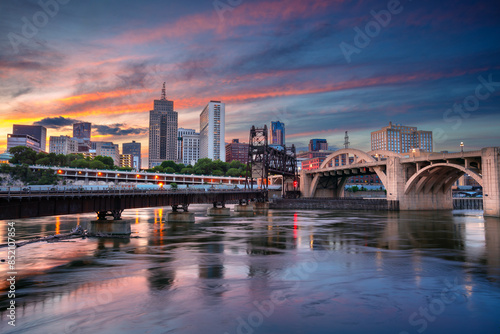 Obraz na płótnie Saint Paul, Minnesota, USA. Cityscape image of downtown St. Paul, Minnesota, USA with reflection of the skyline in Mississippi River at beautiful summer sunset. w salonie