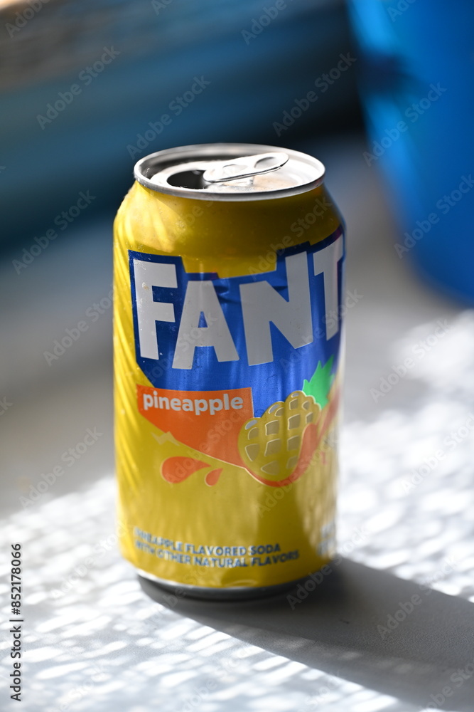 Bebida gaseosa Fanta de Piña Stock Photo | Adobe Stock