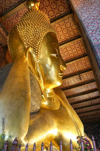 タイの首都バンコク市内の涅槃寺に横たわるワットポー