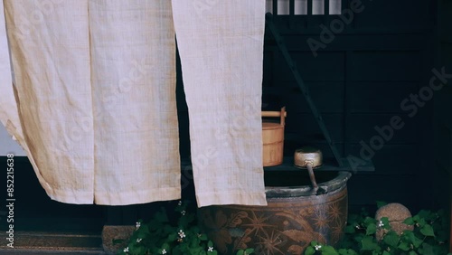 風に揺れる暖簾