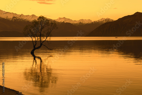Obraz na płótnie Landscape Scenery Lake Wanaka, South Island New Zealand; Sunset Time w salonie
