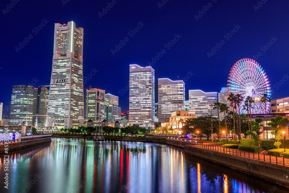 Naklejka premium 横浜市、万国橋から眺めるみなとみらいと汽車道の夜景