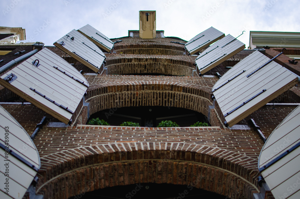 Obraz premium Manual hoist in a house to lift furniture