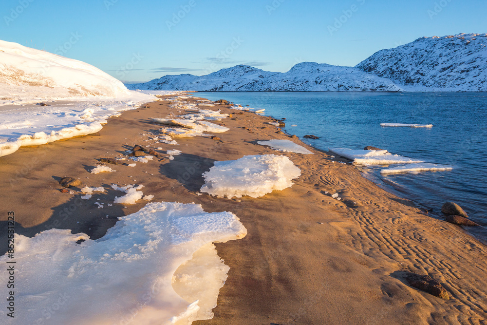 Obraz premium Guba Voronya, Barents Sea bay. Kola Peninsula landscape