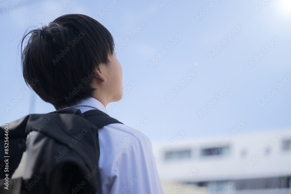 目標や希望に空と校舎を見上げる中学生 高校受験や頑張る顔無しイメージ 目標や希望に空と校舎を見上げる中学生 高校受験や頑張る顔無しイメージ