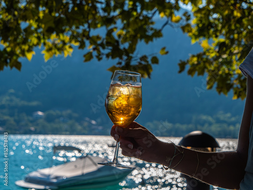 Verre de Spritz au bord du lac