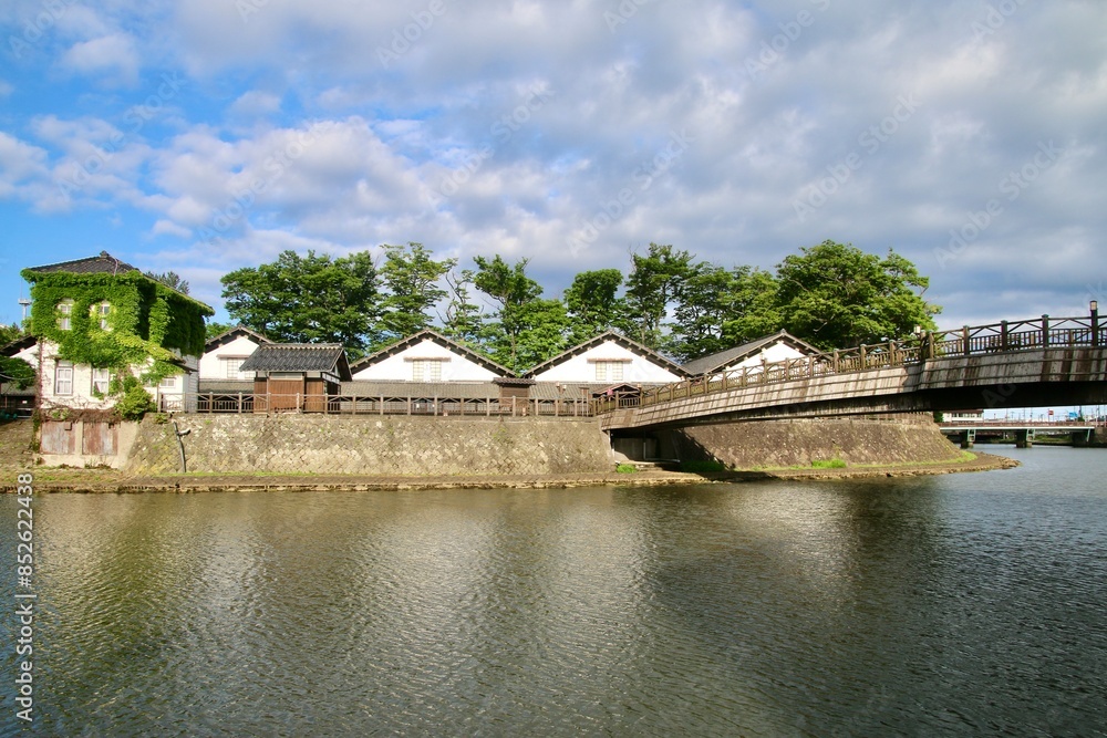 Obraz premium 荒井田川と山居倉庫(山形県・酒田市)
