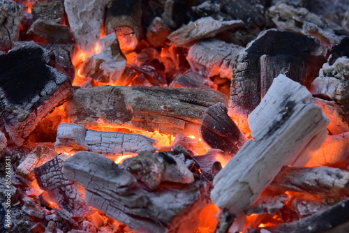 Foto Fire burning in a cozy fireplace with glowing embers and flames , Burning firewo