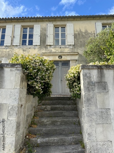 Escalier et entrée de maison en pierre