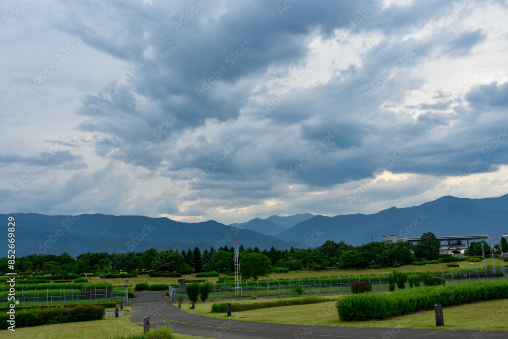 信州夏の風景 広大な自然の中に広がる山々 信州夏の風景 広大な自然の中に広がる山々
