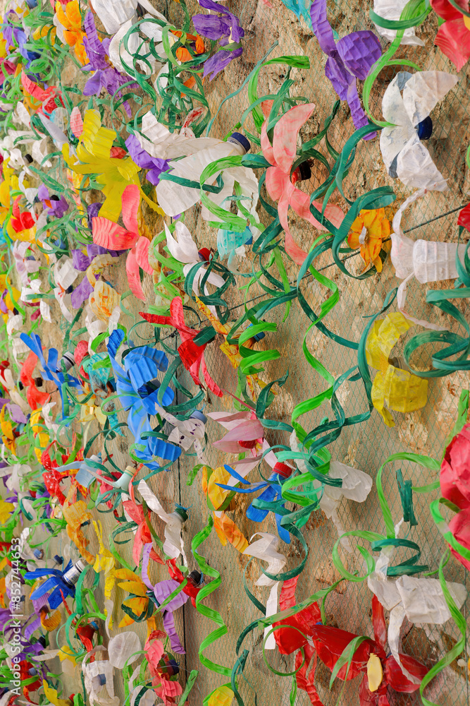 Fototapeta premium PET-Flaschen werden zu bunten Blüten, PET-Bottles=Flowers