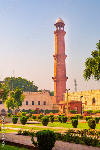 Konstfotografi Badshahi mosque minaret in Lahore, Punjab, Pakistan.