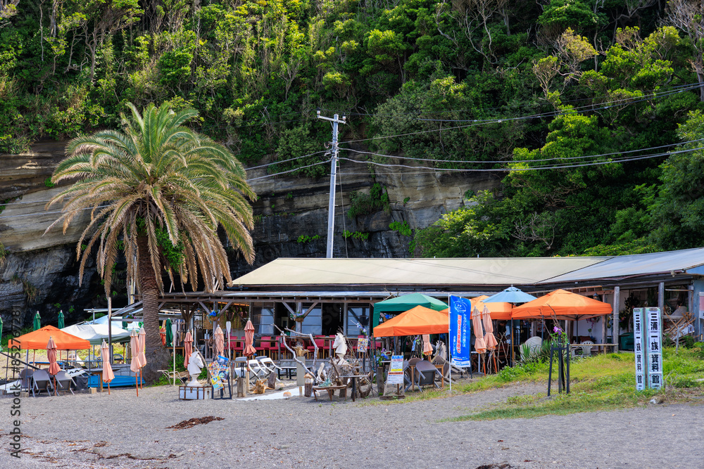 美術館、ライブハウスを兼業している素敵な海の家。

日本国神奈川県三浦市荒井浜。
2024年6月撮影。
