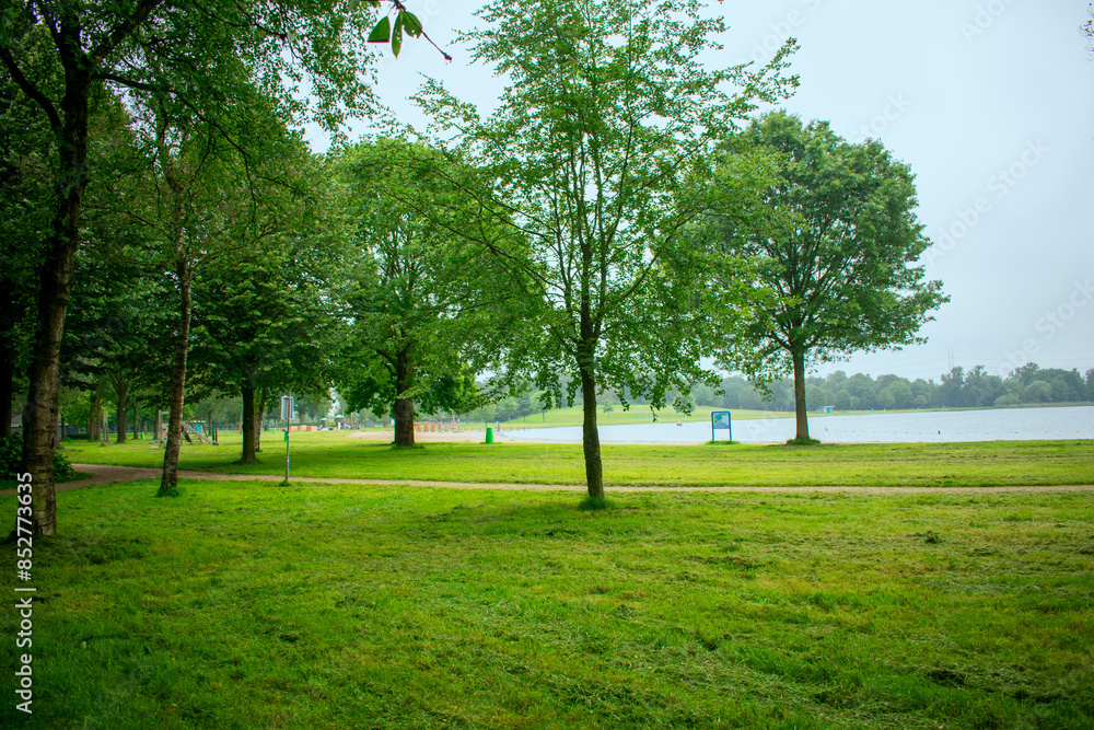 Landal Ferienpark Stroombroek, der Badesee mit Spielplatz im Hintergrund Landal Ferienpark Stroombroek, der Badesee mit Spielplatz im Hintergrund