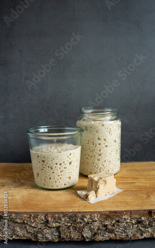 Poolish und Biga aus Dinkelvollkornmehl photo