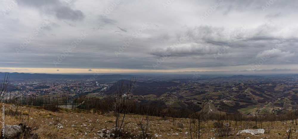 ampia vista panoramica dalla cima del monte sabotino verso la pianura e le colline intorno alla città di Gorizia, vicino al confine con la Slovenia, in inverno, durante una giornata nuvolosa ampia vista panoramica dalla cima del monte sabotino verso la pianura e le colline intorno alla città di Gorizia, vicino al confine con la Slovenia, in inverno, durante una giornata nuvolosa