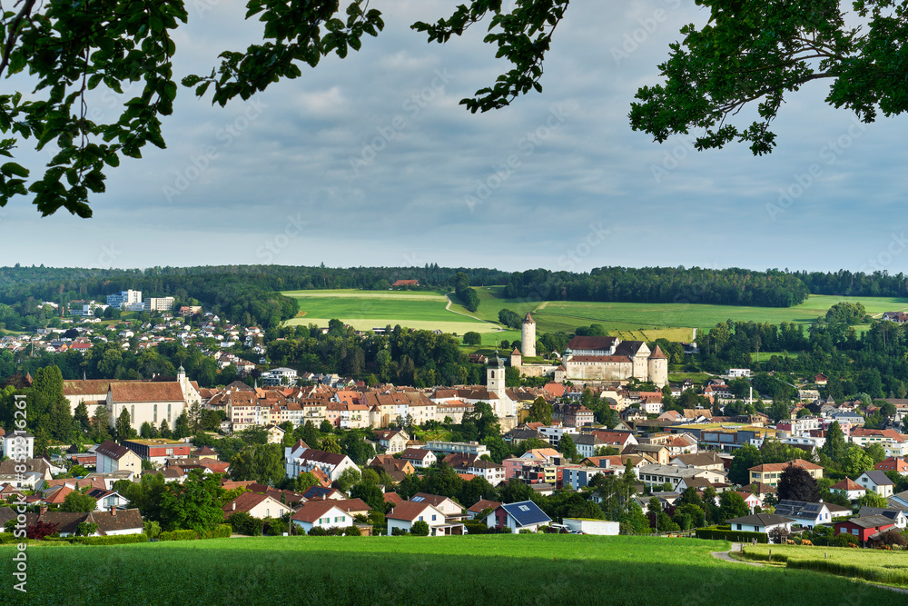 Obraz premium Pruntrut (Porrentruy) ist eine Kleinstadt, politische Gemeinde und Hauptort des gleichnamigen Bezirks im schweizerischen Kanton Jura sowie der Region Ajoie