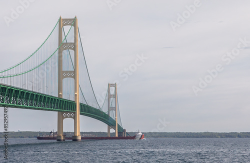 Valokuva A Great Lakes freighter sails under the Mackinac Bridge from Lake Michigan to L