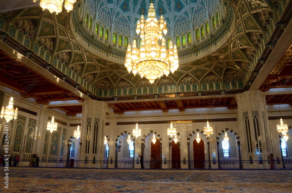 Obraz premium Lámpara colgante en la Gran Mezquita de Sultan Qaboos, Sultanato de Omán