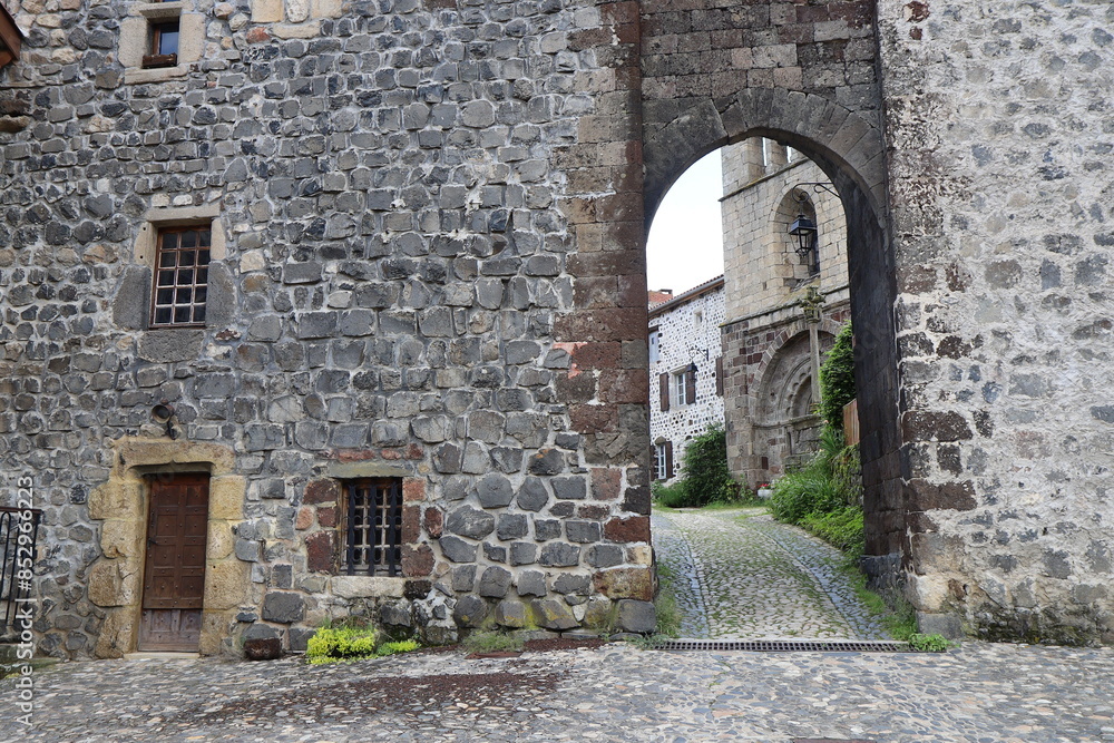 Ancienne porte de ville, village de Arlempdes, département de la Haute Loire, France