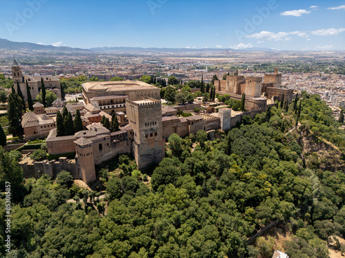 Vista aérea de la hermosa alhambra de Granada en Andalucía, España