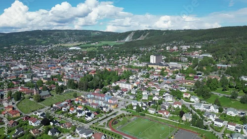 Overview of Lillehammer, Sportsplassen, the church, Søndre park, upper secondary school and the hospital. The sports facilities in the background with Håkons Hall and Lysgårdsbakkene