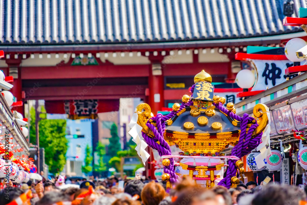 Fototapeta premium 紫の綱を持つ神輿（三社祭）