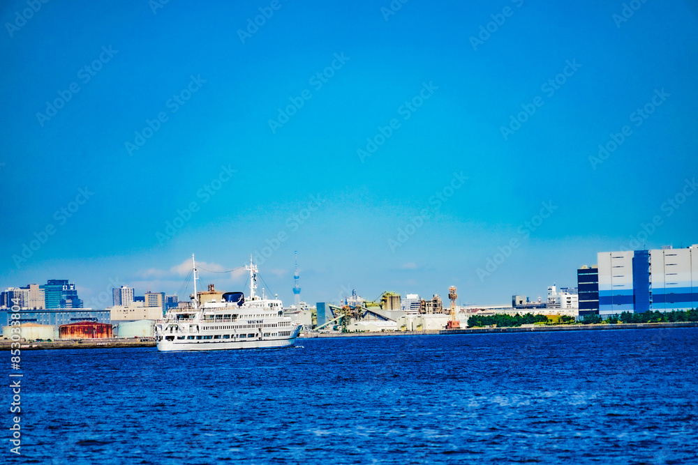 白い船と都市風景 白い船と都市風景