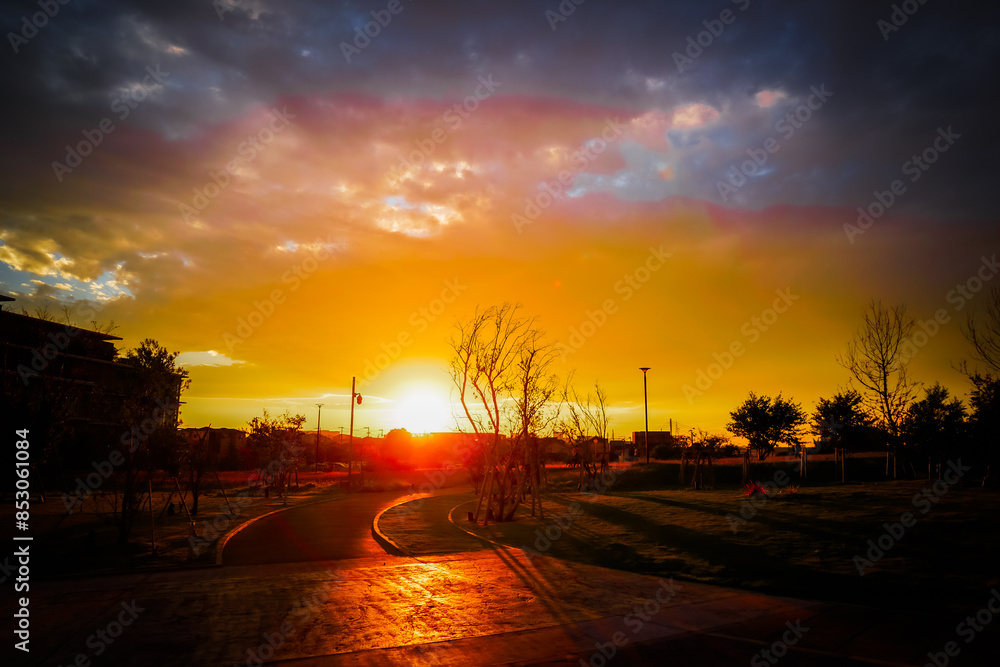 Obraz premium 夕焼け空と遊歩道