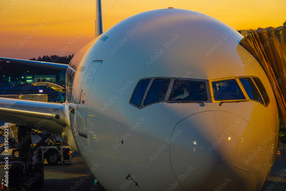 飛行機と夕暮れ 飛行機と夕暮れ