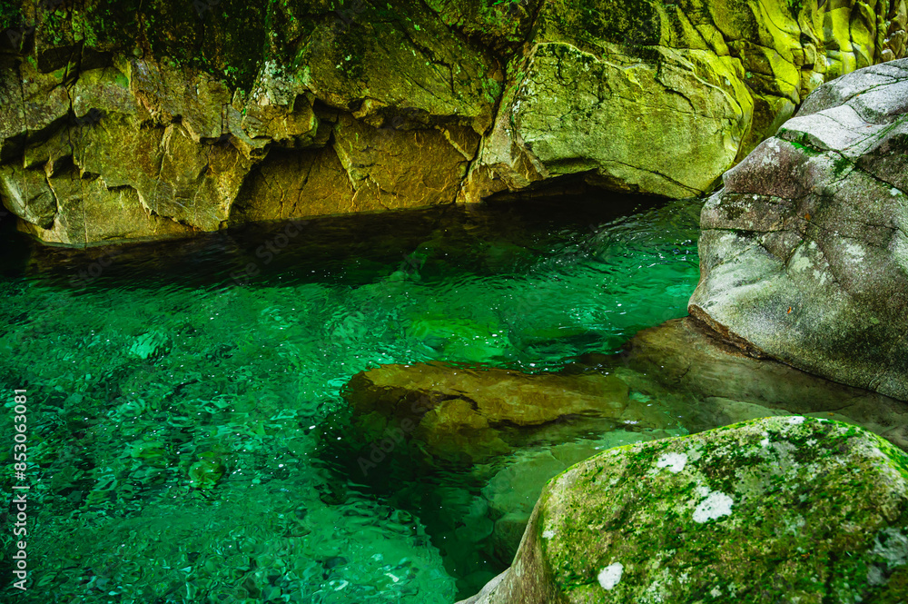 Fototapeta premium 柿其渓谷 エメラルドグリーンのの水