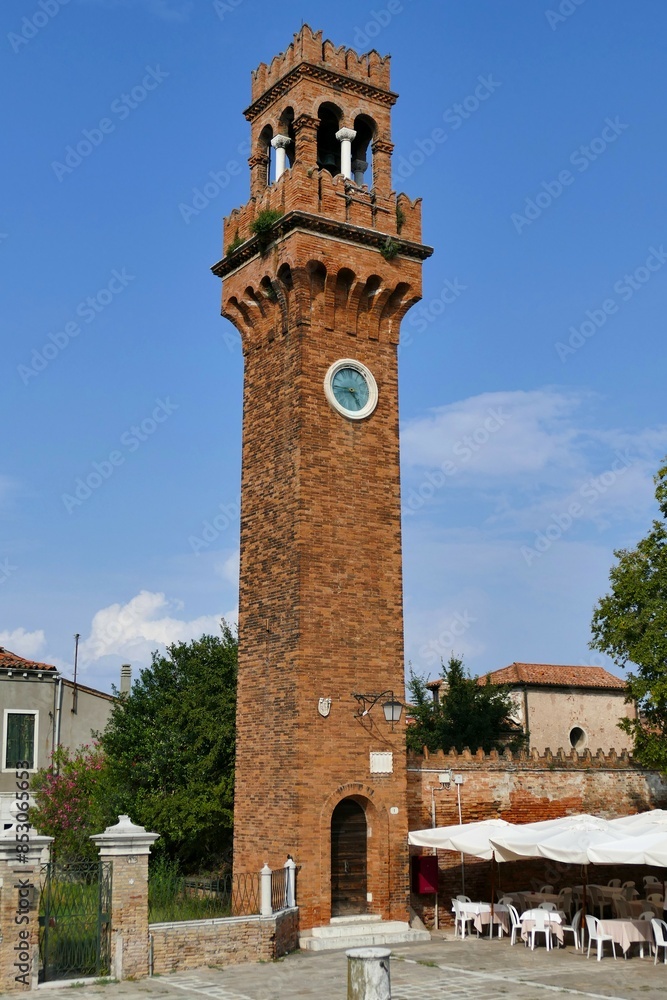 Fototapeta premium Le campanile de l’ancienne église San Stefano sur l’ile de Burano dans la lague de Venise