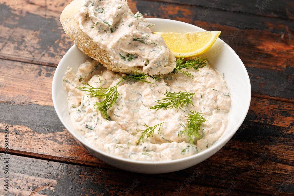 Φωτογραφία Traditional homemade smoked salmon pate with cream cheese, dill, chives and lemo
