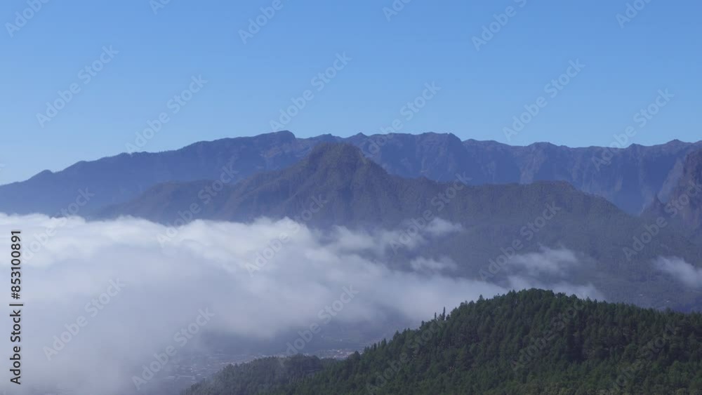 Timelapse o movimiento rápido de las nubes sobre la isla de La Palma, Canarias. Sobresale el pico Bejenado, y al fondo las paredes de la Caldera de Taburiente. Timelapse o movimiento rápido de las nubes sobre la isla de La Palma, Canarias. Sobresale el pico Bejenado, y al fondo las paredes de la Caldera de Taburiente.