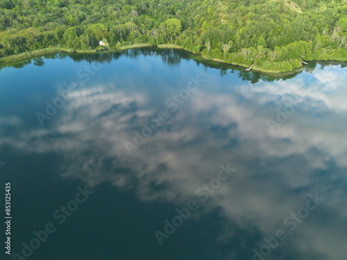 Reflets du ciel et des nuages sur le lac de Chavoley, sur la commune de Ceyzérieu, dans l'Ain en France à la fin du printemps photo