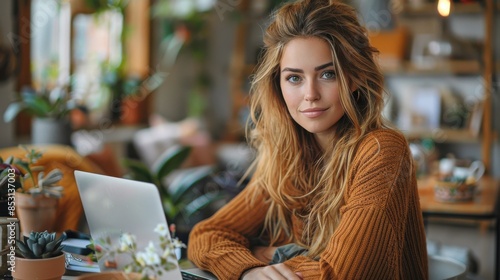 Entspannte junge Frau im Home Office mit Laptop und Kaffeetasse in einem gemütlichen, pflanzenreichen Raum – Modernes Arbeiten von zu Hause mit natürlicher Beleuchtung und inspirierender Atmosphäre