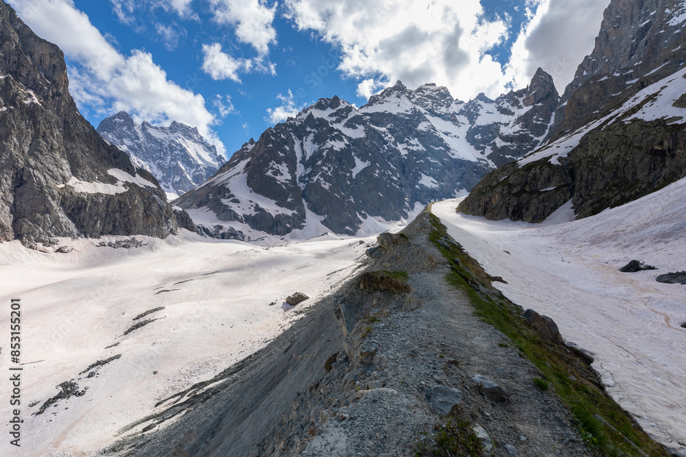 Le chemin du Glacier Noir dans le parc national des écrins Le chemin du Glacier Noir dans le parc national des écrins