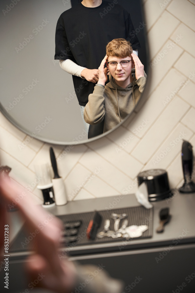Obraz premium Photo of young male visitor in hairdressing salon