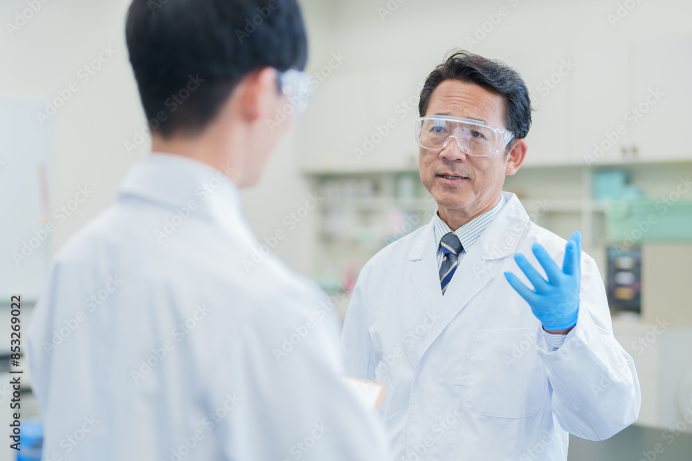 研究室で議論をする科学者 研究室で議論をする科学者