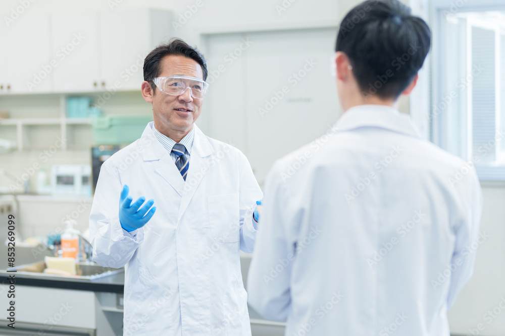 研究室で議論をする科学者 研究室で議論をする科学者