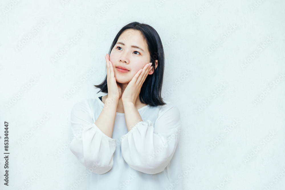 A woman worried about her skin 肌に悩む女性 A woman worried about her skin 肌に悩む女性
