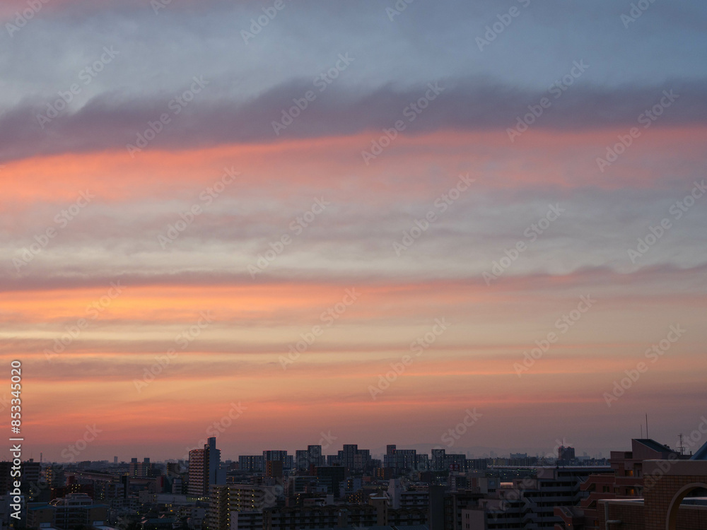 Fototapeta premium 神戸市東灘区のマンションの高層階からの夜明け。空がオレンジ色からブルーのグラデーションに染まる