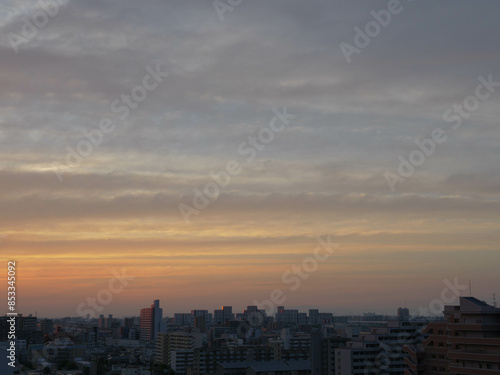 Wallpaper Mural 神戸市東灘区のマンションの高層階からの夜明け。空がオレンジ色からブルーのグラデーションに染まる Torontodigital.ca