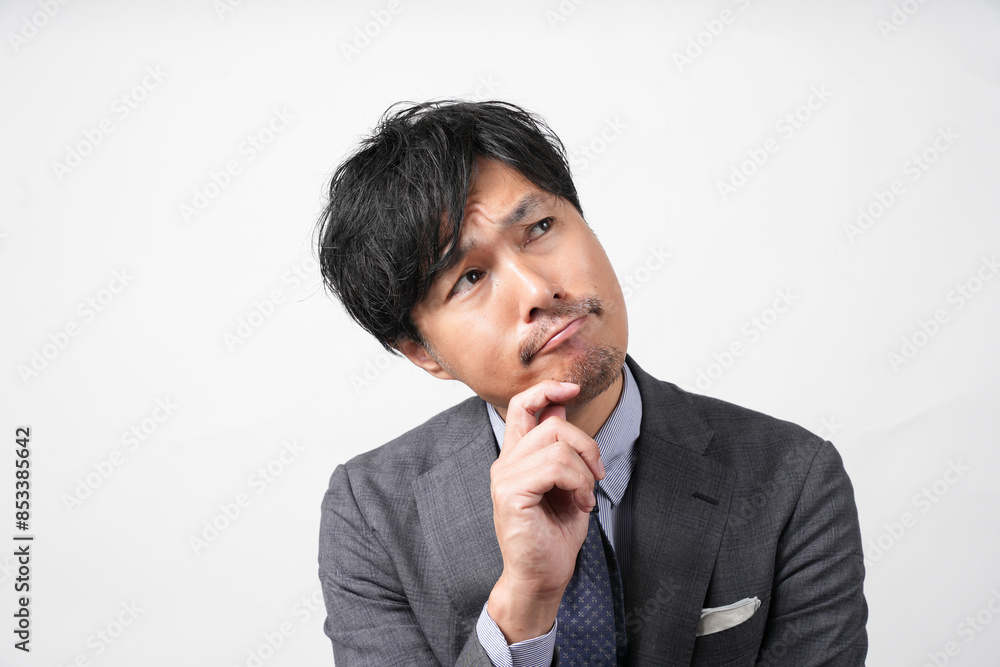 グレースーツのビジネスマン