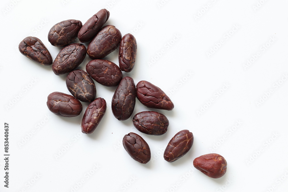 Obraz premium Cocoa beans isolated on white background