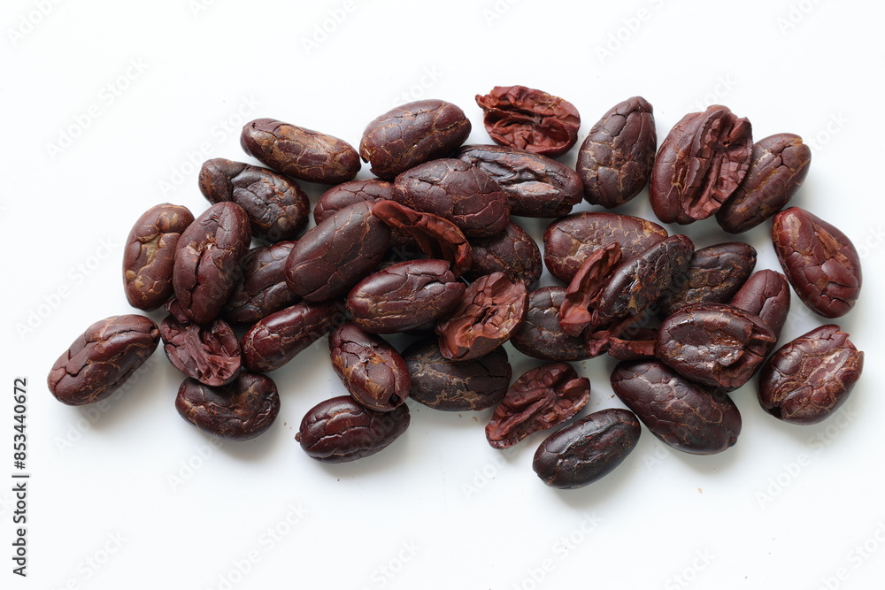 Obraz premium Cocoa beans isolated on white background 