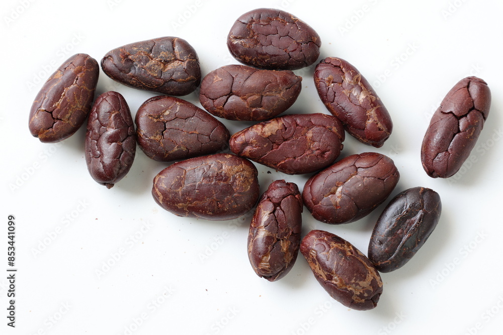 Obraz premium Cocoa beans on white background