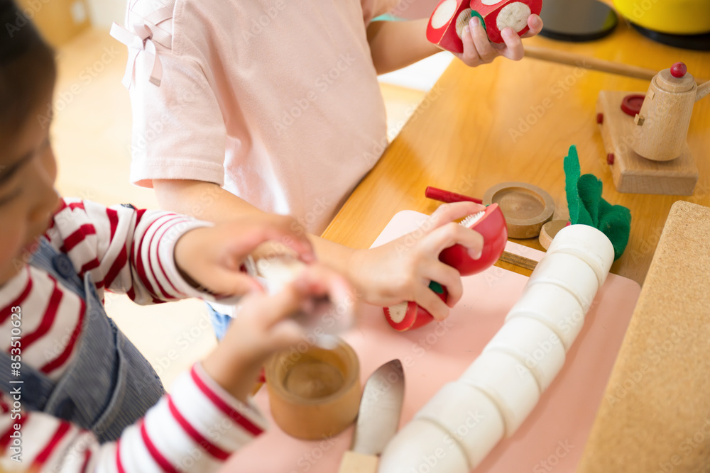 部屋でおままごとで遊ぶ幼児 顔無しの手元のクローズアップ 部屋でおままごとで遊ぶ幼児 顔無しの手元のクローズアップ