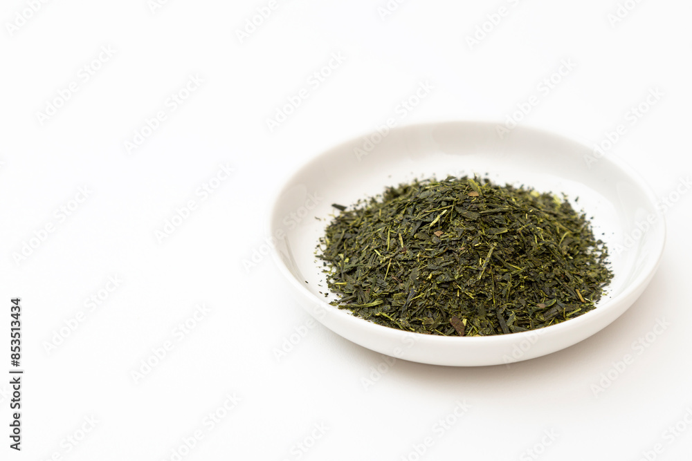 白背景に緑茶の葉 白背景に緑茶の葉
