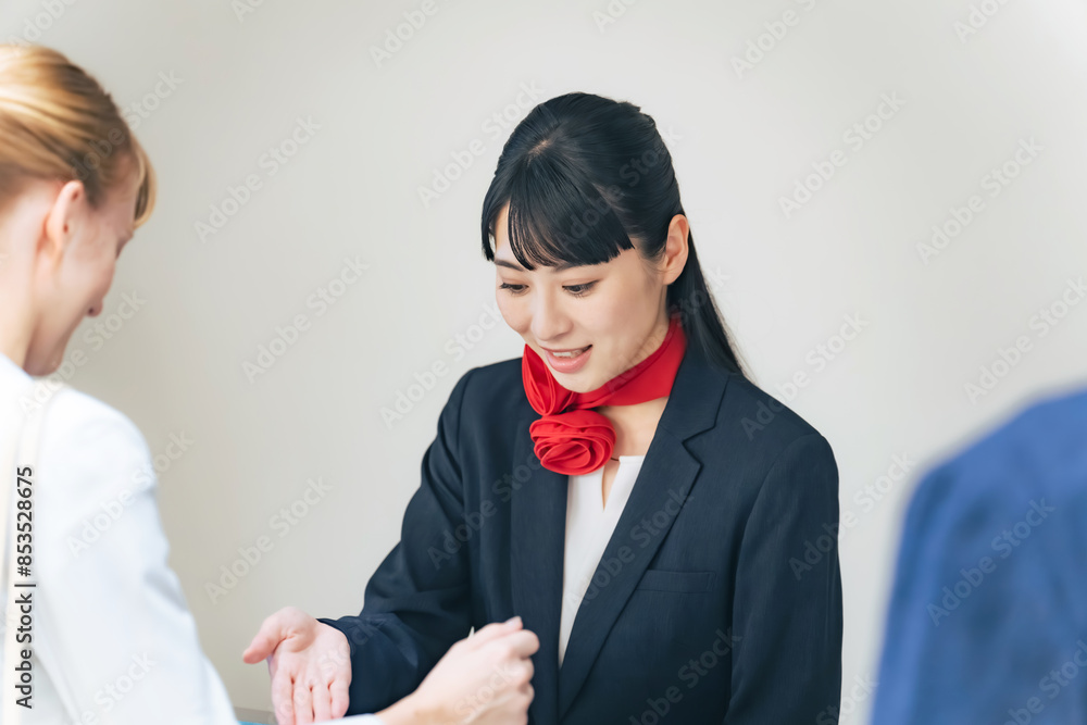 外国人訪問者を接客する女性スタッフ 外国人訪問者を接客する女性スタッフ